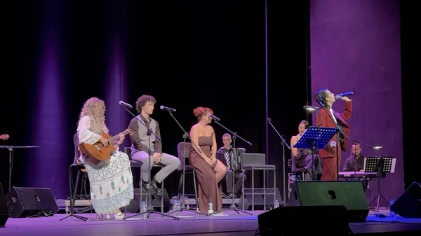 To Θέατρο Παλλάς άνοιξε τις πόρτες του στους μουσικούς του Δρόμου και η σκηνή γέμισε αστέρια.