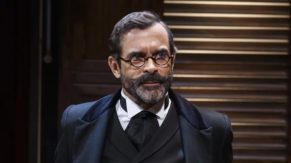 Ποιος νέος ηθοποιός μπαίνει στο καστ της παράστασης του Κωνσταντίνου Μαρκουλάκη "Στο διπλανό δωμάτιο ή το έργο του δονητή";