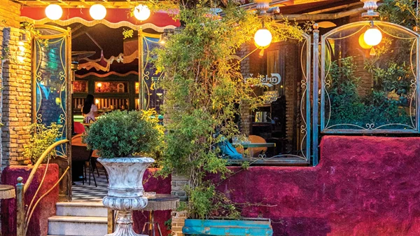 "Παλιάτσος": Ένα all day bar restaurant σαν στιλάτη χρονομηχανή