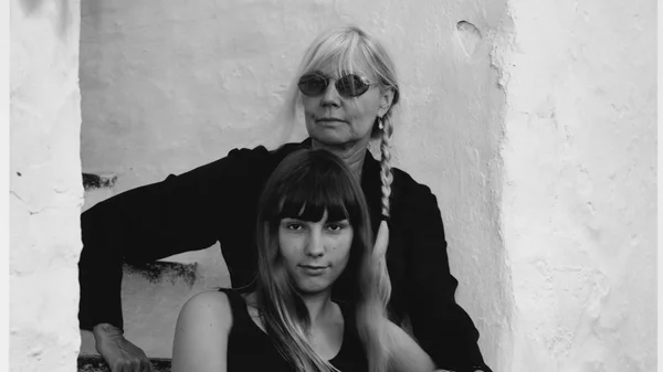 Η Helen Marden παρουσιάζει μια έκθεση για την άνευ όρων αγάπη