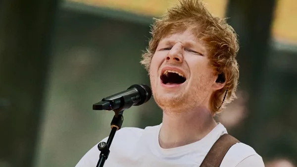 Ο Ed Sheeran βγήκε στους δρόμους της Νέας Ορλεάνης και ερμήνευσε το νέο του τραγούδι