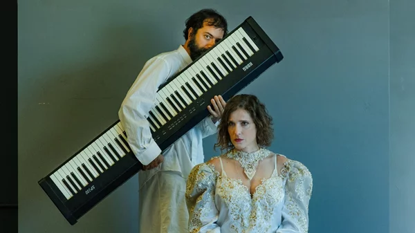 "Μεγάλα και μικρά πλοία": Η Αγγελική Παπούλια κι ο The Boy στην Ελευσίνα