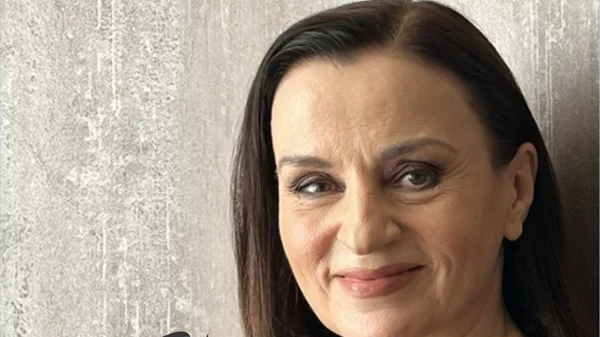 Σε ποιο θεατρικό φεστιβάλ είναι τιμώμενη η Καρυοφυλλιά Καραμπέτη;