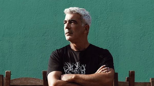 Ο Δημήτρης Μυστακίδης μας προσκαλεί σε μια "ιερή" μουσική συνάντηση στον Σταυρό του Νότου