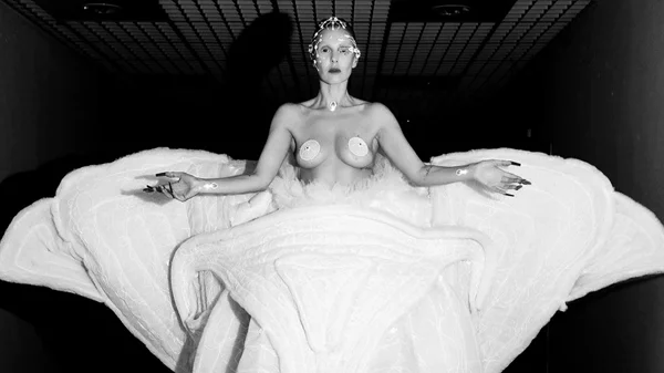 240791: Η Ελένη Καββάδα γράφει ιστορία με ένα ασυνήθιστο haute couture brand