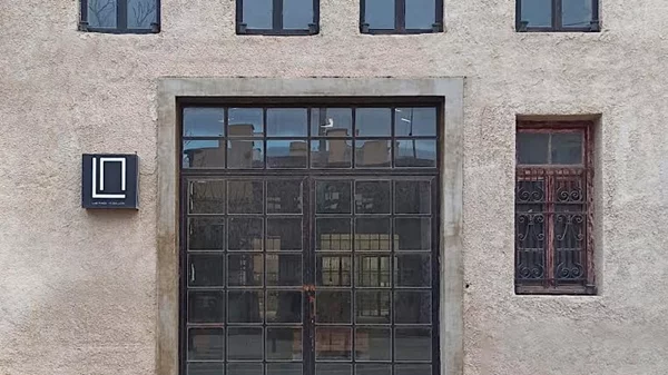 "allilepidrasis": Μια έκθεση design ανασύρει μνήμες από τη γειτονιά του Πειραιά