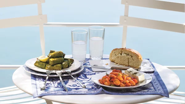 Η Paliria μας στρώνει ελληνικό καλοκαιρινό τραπέζι