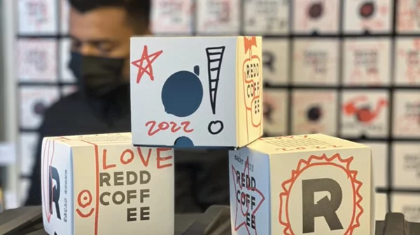 Συλλεκτικές συσκευασίες REDD Coffee με υπογραφή Cacao Rocks