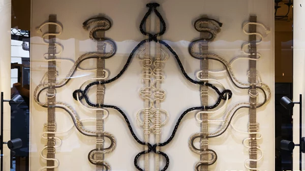 "Υφαντογραφήματα": Ωδή στη γυναικεία χειροτεχνία