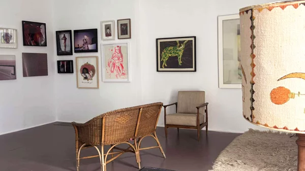 Η νέα έκθεση της Ρεβέκκας Καμχή σε καλεί να δεις τα σαλόνια "αλλιώς"