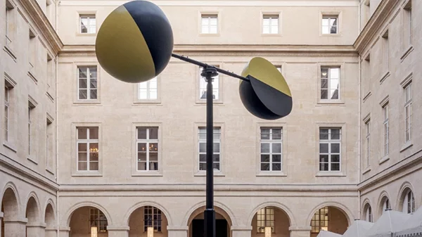 Ένα εμβληματικό γλυπτό του Takis ταξιδεύει στο Παρίσι