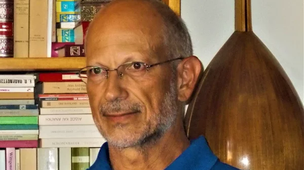 Ο Κώστας Βλησίδης μας μιλά για το "Φρικτον Τέμενος της αμαρτίας", τα "διεφθαρμένα γύναια" των Βούρλων και τη σεξεργασία τότε και τώρα