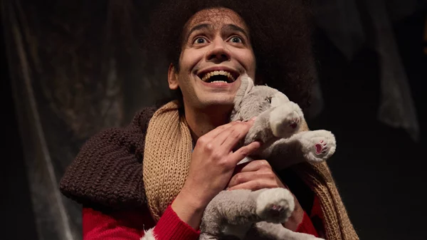 Η "Άζζα" κουβαλάει έναν κόσμο που δεν χωρά σε κατηγορίες