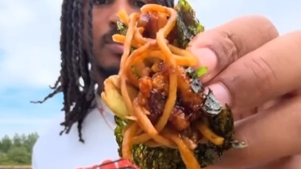 Από πού πηγάζει η εμμονή μας να βλέπουμε άλλους να τρώνε στα social media;