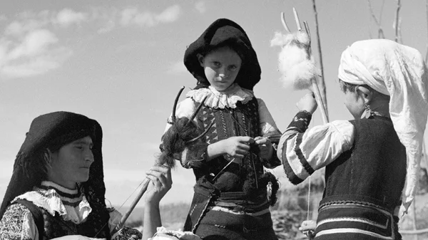 Το Μουσείο Μπενάκη αφηγείται τη "λησμονημένη ιστορία των ξυλόγλυπτων υφαντικών εργαλείων"