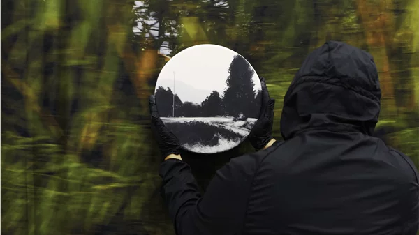 Ο Γιώργος Σταματάκης κατασκευάζει μια δική του εκδοχή της γήινης οικόσφαιρας