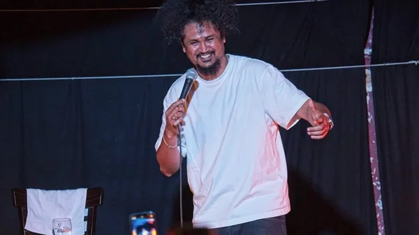 Ο stand up comedian Μαλίντα Περέρα έρχεται για πρώτη φορά στην Ελλάδα με την παράσταση "Not a drug dealer"