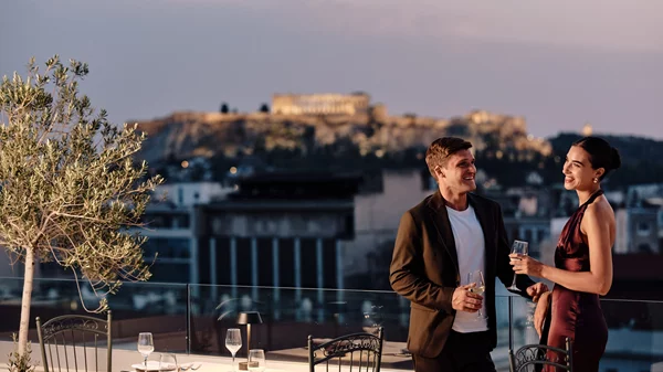 "Titania Hotel": Γιορτινές γεύσεις με θέα στην Ακρόπολη