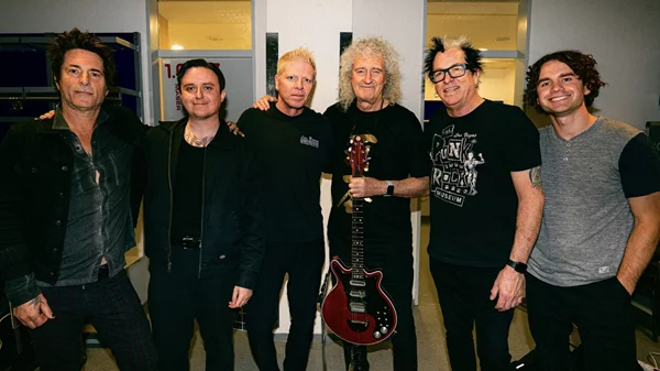 The Offspring και Brian May μαζί στη σκηνή
