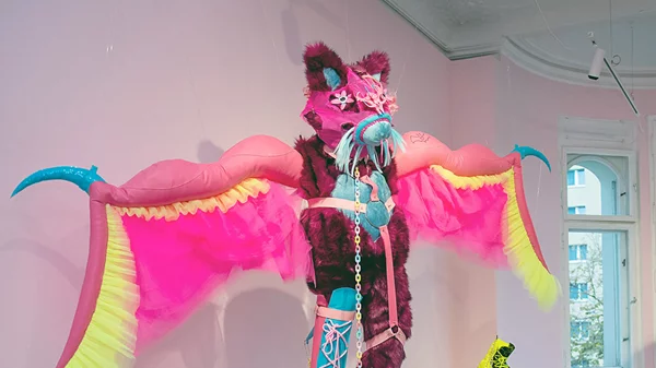 "Catch the Sun": Μια ομαδική έκθεση γεμίζει τέχνη το Αρχοντικό Εμμανουήλ Τομπάζη στην Ύδρα