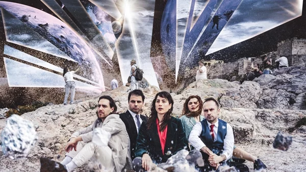 "Raised in Captivity": Μια παράσταση για το πώς ζει σήμερα ο άνθρωπος του "πολιτισμένου" κόσμου έρχεται στο Θέατρο "Μπέλλος"