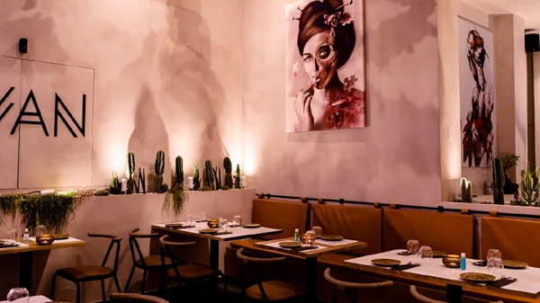 Ο Σταμάτης Τσίλιας υποδέχεται φίλους σεφ στο "Mayan"