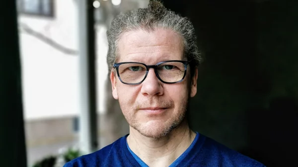 Ο ρηξικέλευθος καλλιτέχνης Charles Sandison παρουσιάζει νέα έκθεση στην Αθήνα