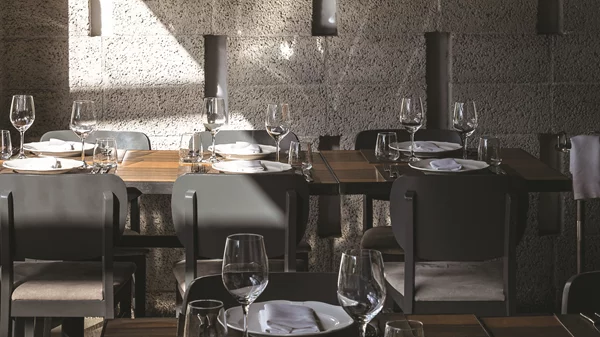 "Βασίλαινας": Καλοκαιρινή ανανέωση με τη στόφα του κλασικού