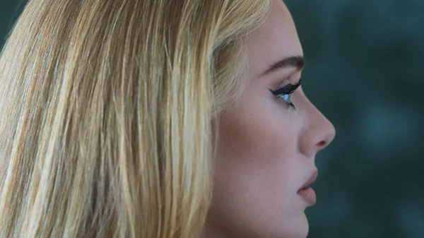 Η υψηλή ραπτική κλέβει την παράσταση στο νέο videoclip της Adele