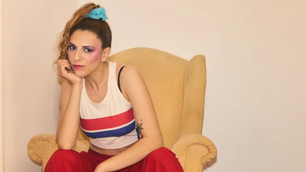 Η Angelika Dusk ξεσηκώνει την Αθήνα με 80s ρυθμούς