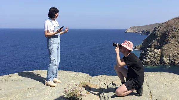 Κι όμως, η Σtella πρωταγωνιστεί σε μιούζικαλ γυρισμένο στη Σίφνο