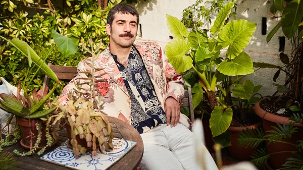 Δύο queer pop δυνάμεις καταλαμβάνουν την ταράτσα του Ρομάντσο