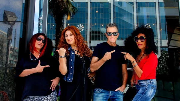 Χριστουγεννιάτικο party με Κώστα Μπίγαλη, Πωλίνα, Μαντώ και Σοφία Βόσσου στο Γυάλινο Μουσικό Θέατρο