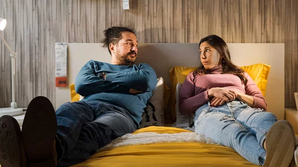 "Πνεύμονες": Μια αντισυμβατική ιστορία αγάπης στο θέατρο Μικρό Γκλόρια