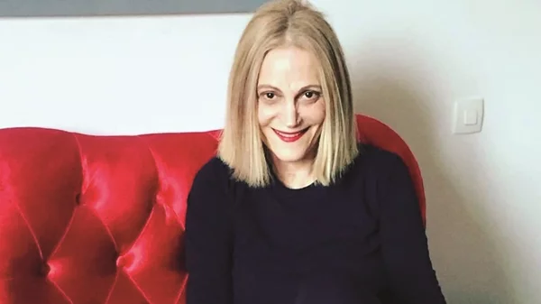 "Βελονιές της πρωτοπορίας": Η Ζέφη Κόλια αποκαλύπτει μυστικά από την ιστορία της μόδας