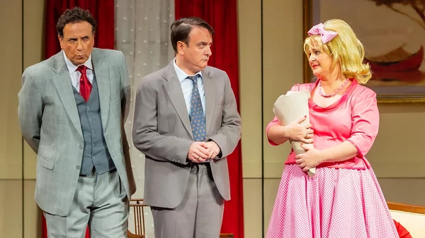 "Ο Κλέαρχος, η Μαρίνα και ο Κοντός" επιστρέφουν στο Alhambra