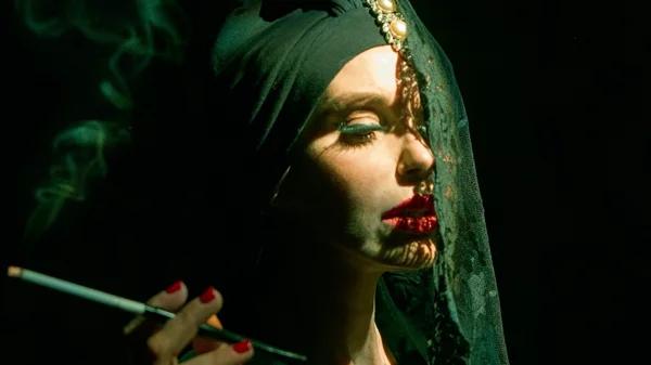 Στη "Γυναίκα της Γκουέρνικα" το θέατρο συνυπάρχει με την εικαστική τέχνη