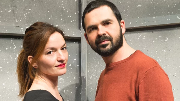 Γιατί μια θεατρική παράσταση καλεί τα παιδιά να σβήσουν το φως;