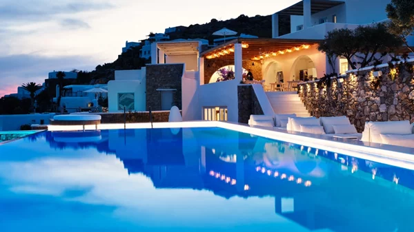 Το "Katikies Mykonos" τιμήθηκε ξανά με την κορυφαία διάκριση Five-Star στα Forbes Travel Guide Star Awards 2024