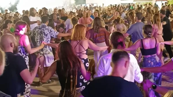 "Επέστρεφε": Ένα νέο φεστιβάλ φέρνει κοντά την παραδοσιακή μουσική και τη γεύση