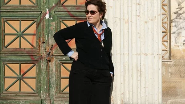 Ασπασία Κράλλη: "Οι βρικόλακες κρύβονται στην ντουλάπα σε όλες τις τάξεις και τις εποχές"