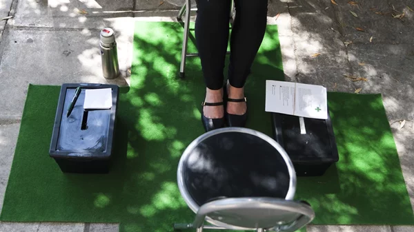 "Across": Μια επιτελεστική περφόρμανς για την ξενοφοβία