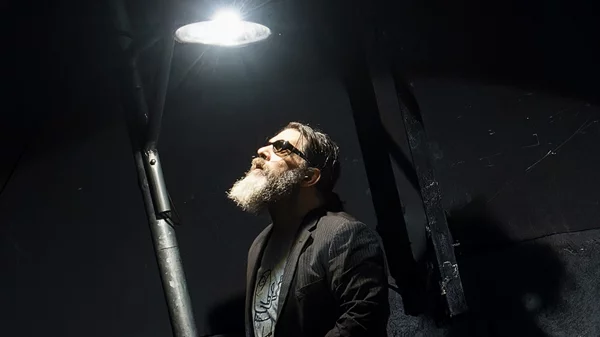 "Βάτραχοι" σε οπτικοακουστικό slapstick ντελίριο από την ομάδα Ελλήνων ακροβατών και χορευτών "κι όμΩς κινείται"