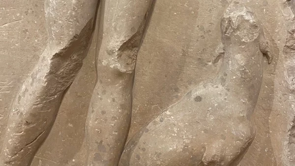 "Around the Shelf": Μια σειρά συλλογικών αναγνώσεων στο Tavros