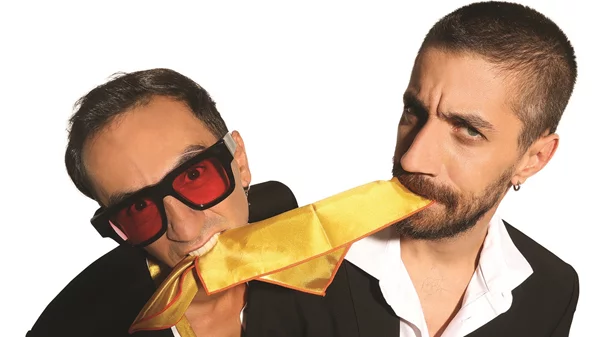 Τα δευτερότριτα στο θέατρο Ζίνα κερνάνε "Μαύρη σαμπούκα"