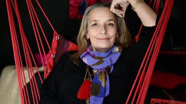 "Η τέχνη του να μην κάνεις τίποτα και η παράλληλη πεζοπορία": Φαντασία και ρεαλισμός στην έκθεση της Άννας Αμπαριώτου