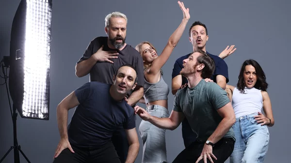 Δύο έξυπνες κωμωδίες που σχολιάζουν την Ελλάδα