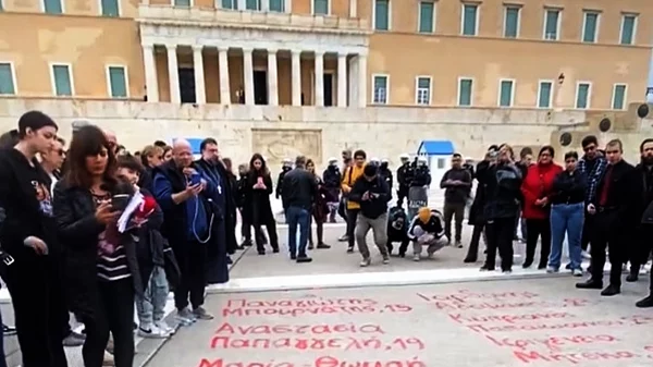 Update: Τελικά, ποιος και γιατί έσβησε τα ονόματα των 57 θυμάτων των Τεμπών στο Σύνταγμα;