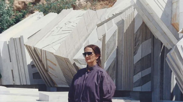 Βραδιά Μνήμης για τη γλύπτρια αστικού τοπίου Νέλλα Γκόλαντα