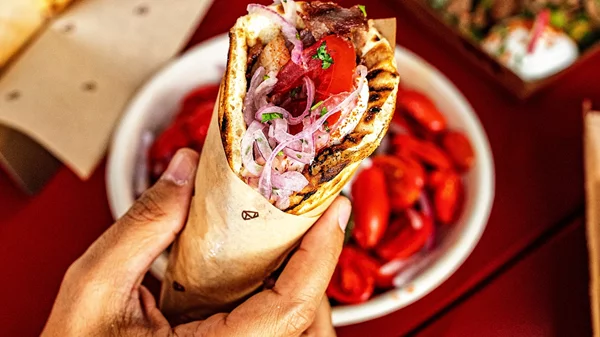 Στο "Hoocut" για αληθινό σουβλάκι